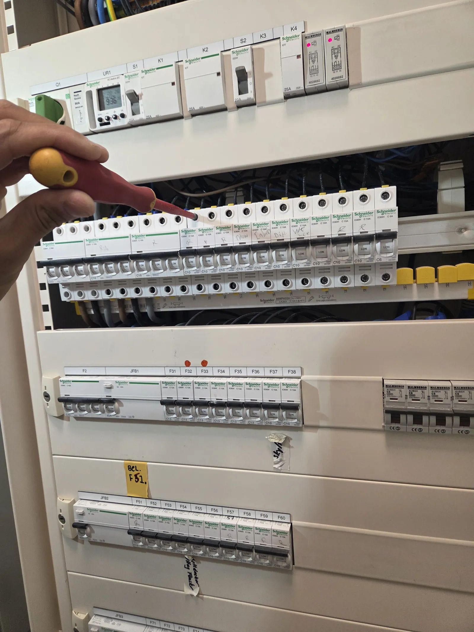 Nyinstallerad elcentral med automatsäkringar