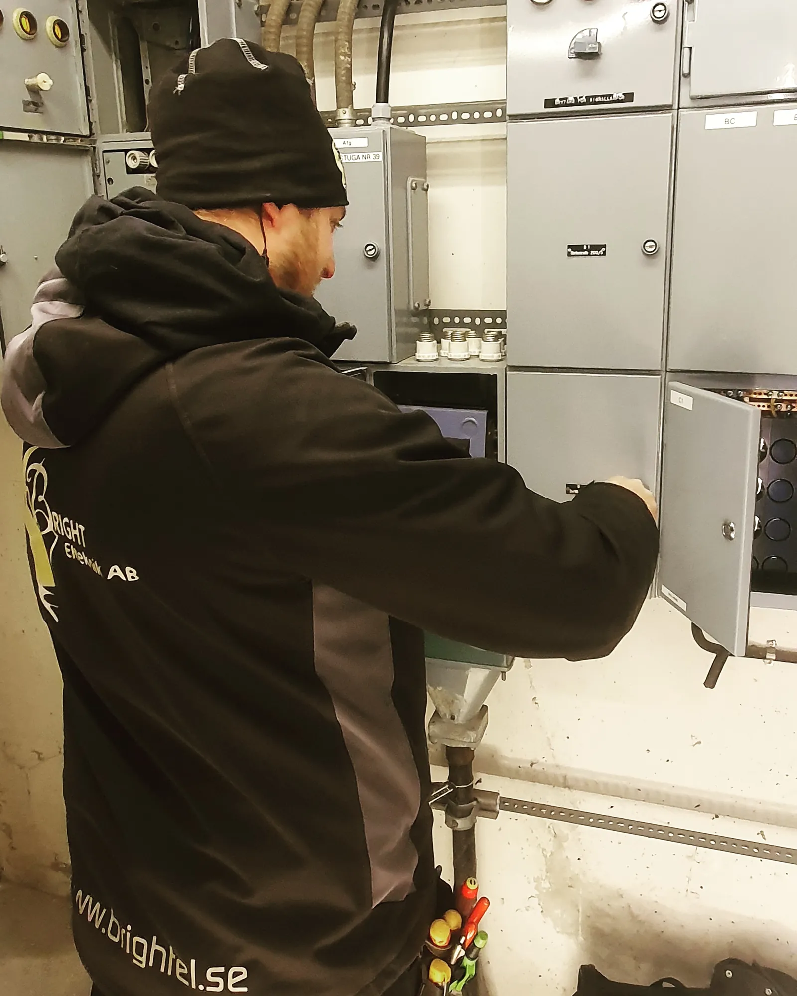 Elektriker felsöker i elskåp