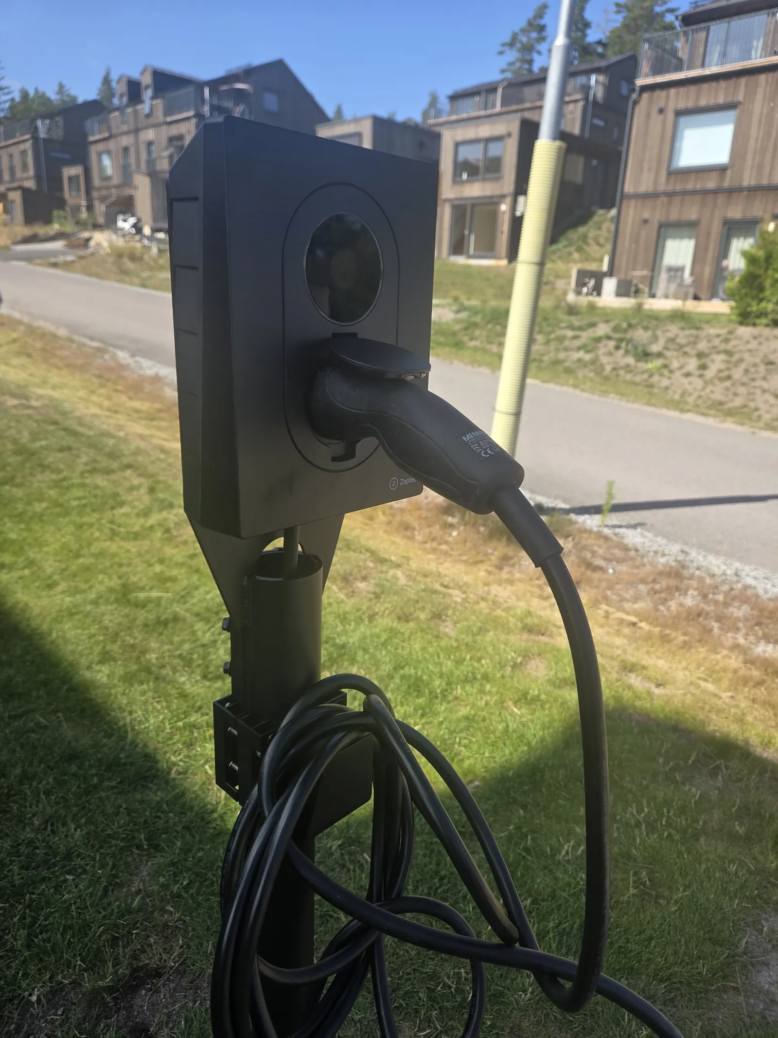 Laddbox på stolpe vid uppfart