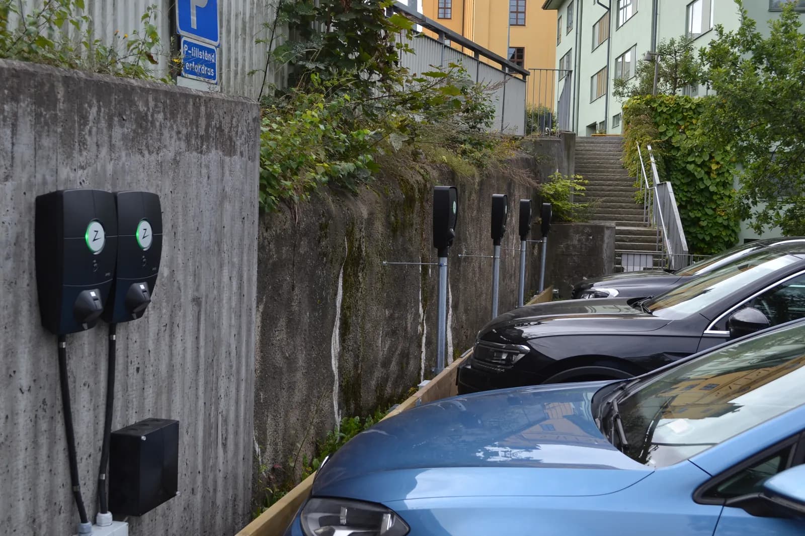 Väggmonterade laddboxar vid parkeringsplatser