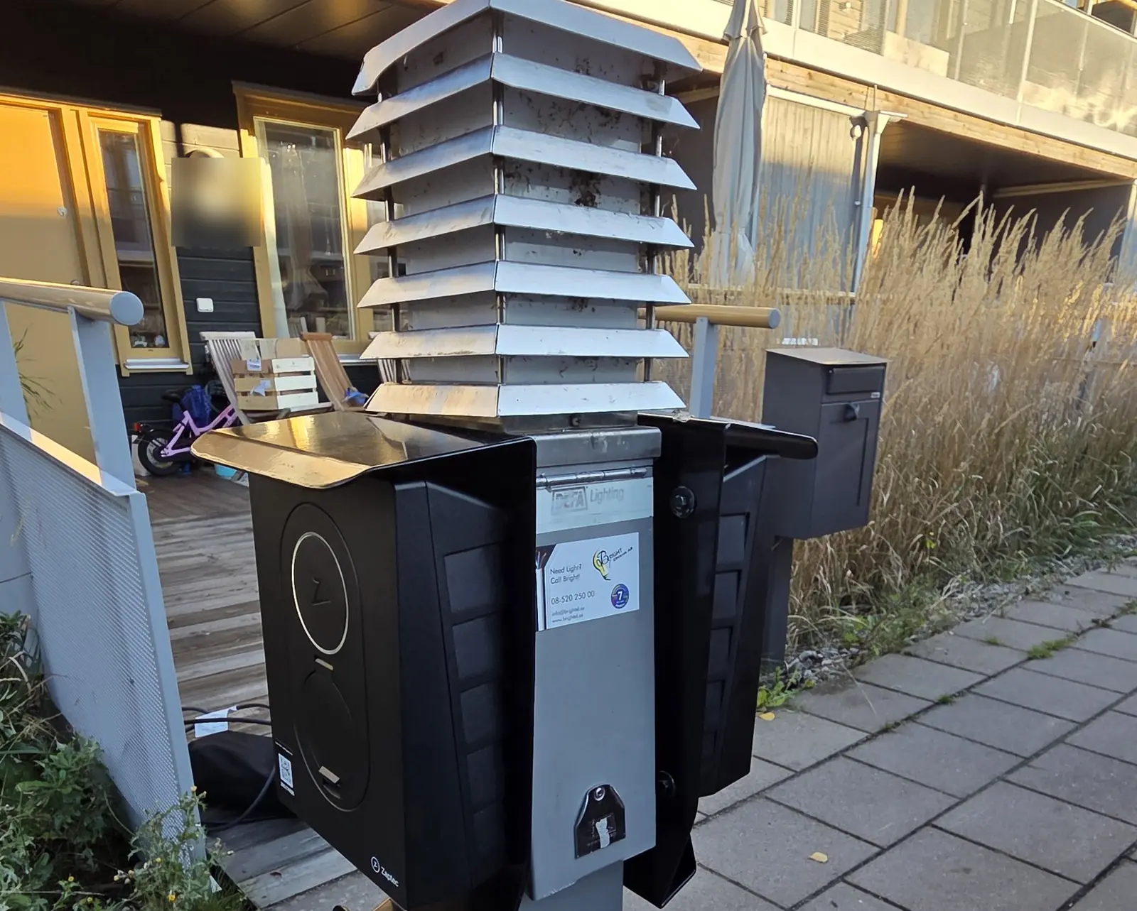 Laddstolpe med två Zaptec-laddboxar vid radhusen i en bostadsrättsförening, installerad av Bright Elteknik