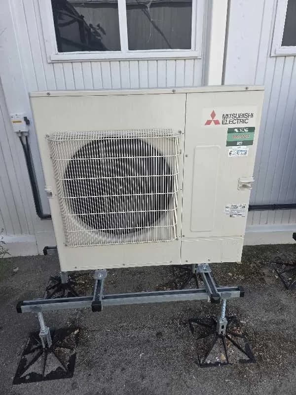 Utedel till luftvärmepump ansluten av elektriker